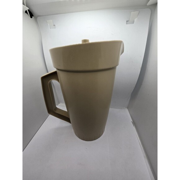 Vintage Tupperware Pitcher #800 Tan 2 Qt  w/ 3-Piece Push Button Seal - Picture 1 of 7